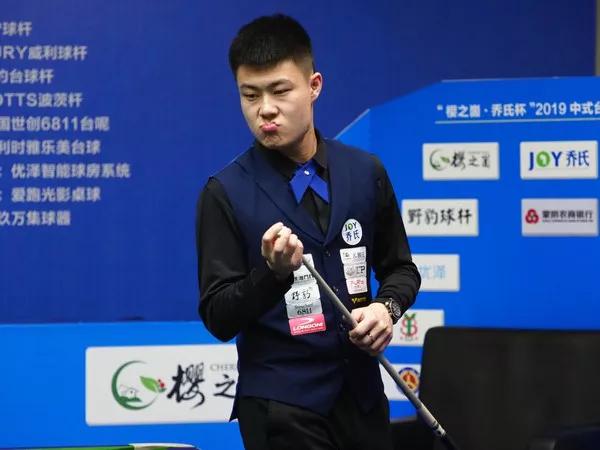 在这个足球 在这个足球