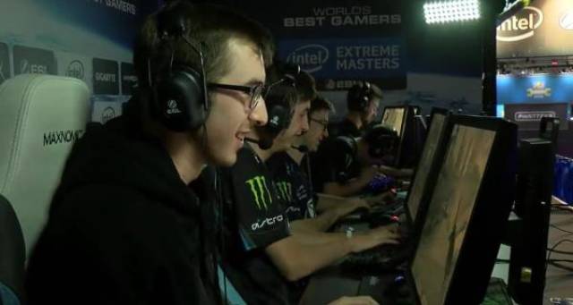 参与体育的 参与体育的