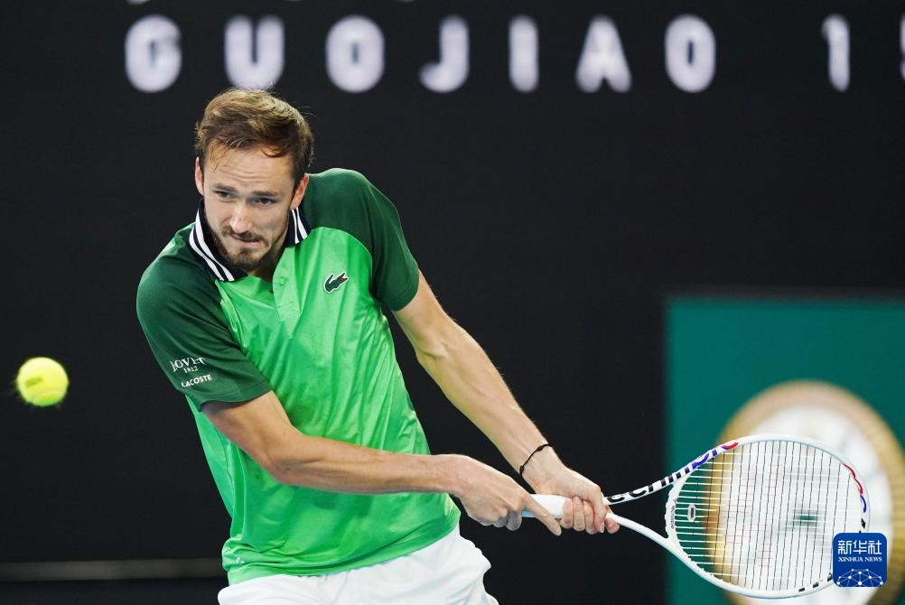 赛与女子足 赛与女子足